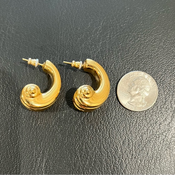 SOLD    SOLD 



Vintage Gold earrings .5 ounce lovely hollow earrings - Picture 4 of 4